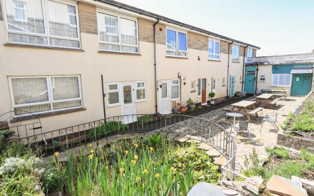 4 Thornlea Mews
