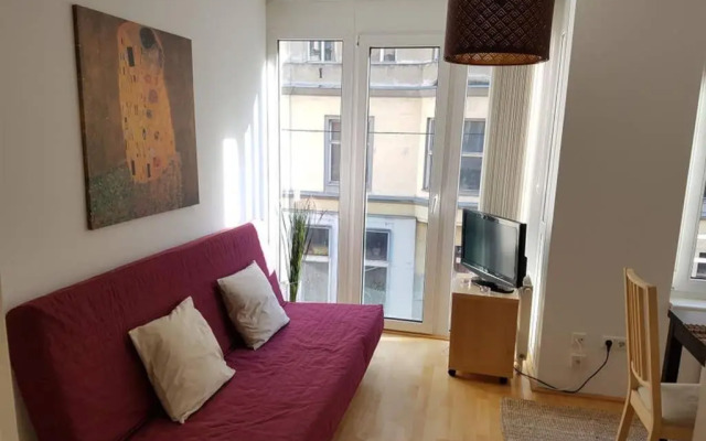 Bright Apartment in Hip & High Quality Neighborhood