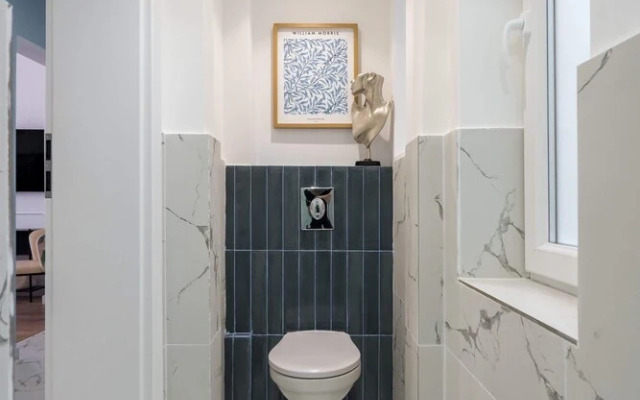 Elegant & Bright 2BR Condos - Steps from Old Town