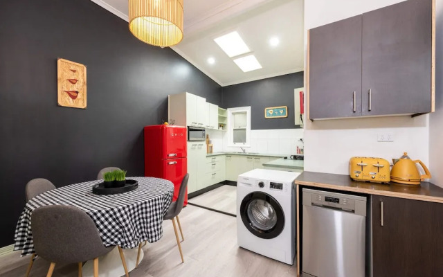 Unique 2BR Converted Storefront APT in Alphington!
