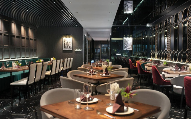 May de Ville Crown Hotel