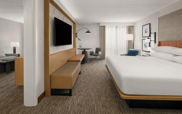 Sheraton Milwaukee Brookfield Hotel