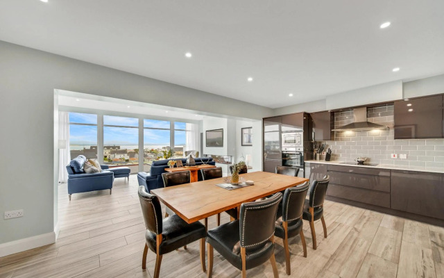 BayView Luxury 4 Bedroom Penthouse