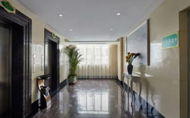 Vienna Hotel(Hezhou Lingfeng Plaza Diversified Global City Store)