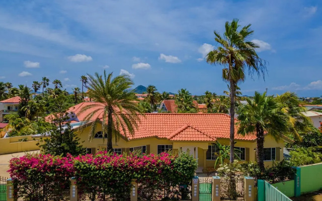 Cozy Central 4br3ba Home w Pvt Pool Largegarden