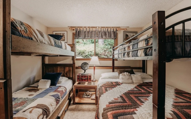 84sw - Sauna - Soaker Tub -  Fireplace - Sleeps 6 2 Bedroom Home by RedAwning