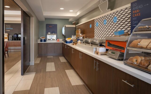 Holiday Inn Express Suites Belmont by IHG