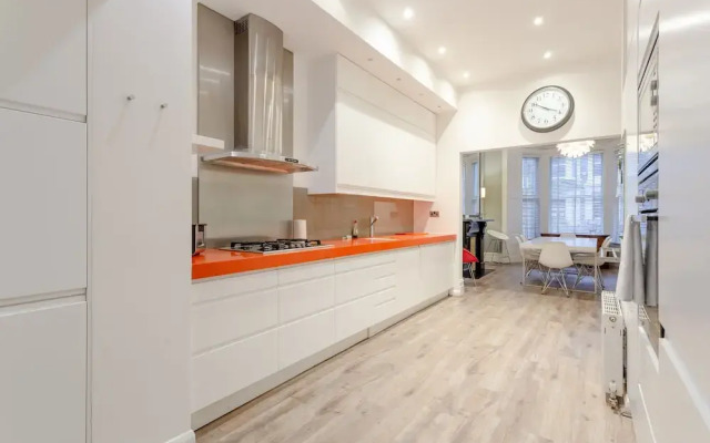 Beautiful 4 Bedroom London Riverside House
