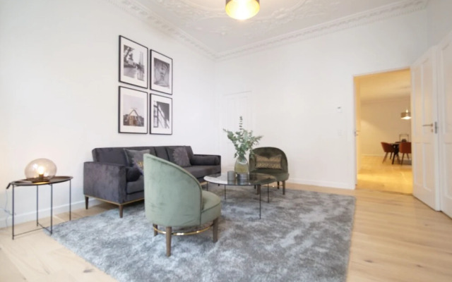 Sanders King - Smart 4-bdr Apt in City Center