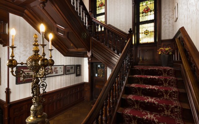 Reynolds Mansion B&B