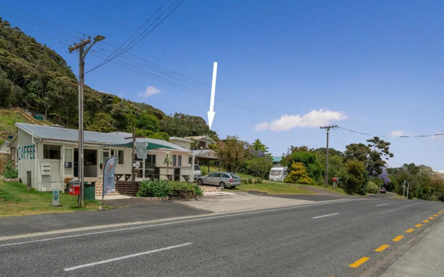 Sun Seeker Bach - Ferry Landing Holiday Home