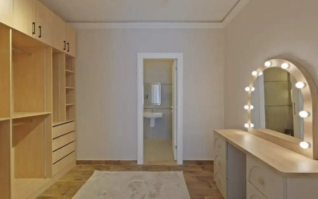 Upper Duplex 3BR in Eastown Sodic