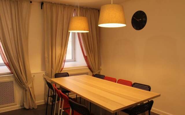 Dad&Cat Capsule Hotel