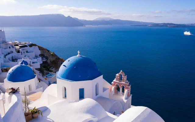 Pezoules of Oia