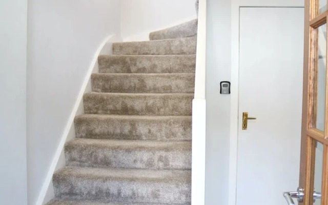 Bright 4 Bed Family Home by the Canal