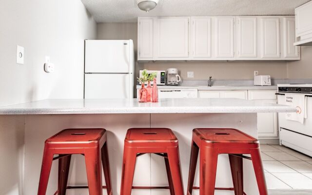 WanderJaunt - North University Apts