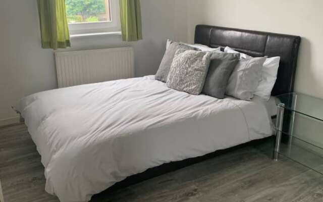 Lovely Spacious 2 Bedroom Flat by the Meadows