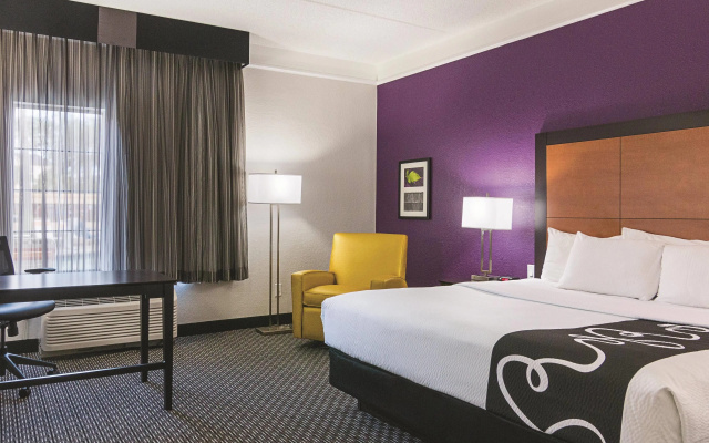 La Quinta Inn & Suites by Wyndham Orlando Airport - Image 4
