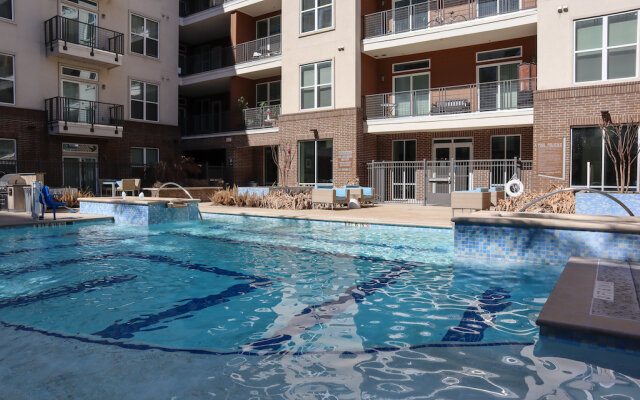 Downtown Location- Parking, Gym, Pool! Modern, Deep Cleaned Apt!