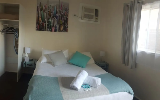 Town House Motor Inn – Guest Rooms – Young