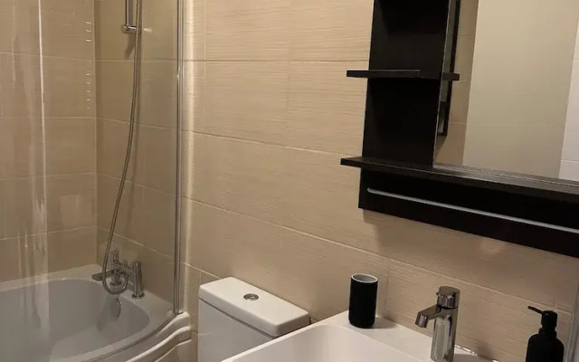 Renovatedapartmentsleeps4-freeparking-tv