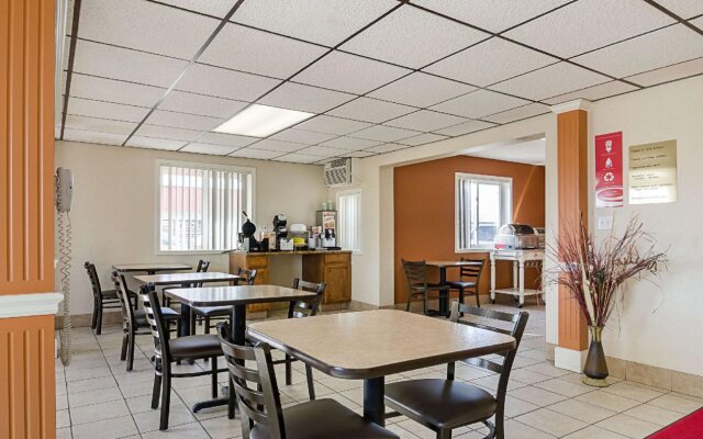 Econo Lodge Hays I-70