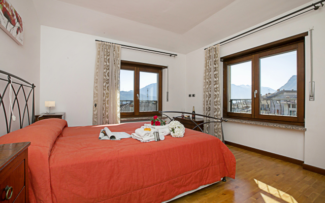 Paulie Apartment