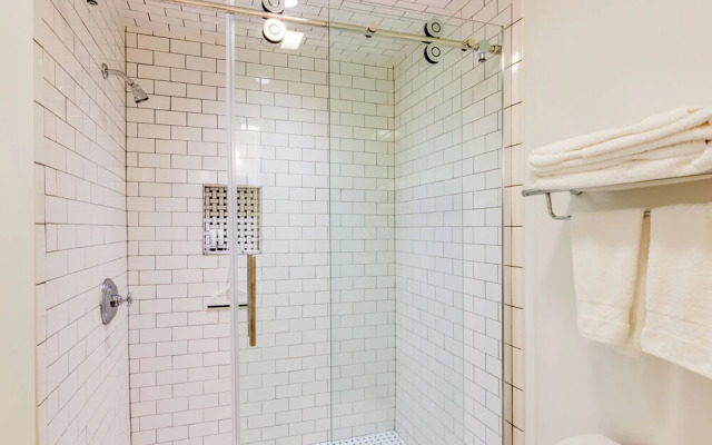 High-end Sapphire Retreat on Fairfield Lake!