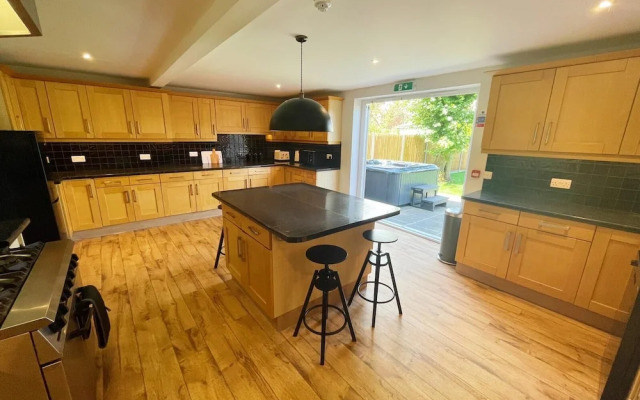 Stunning 8-bed House With Sea & Beach Views