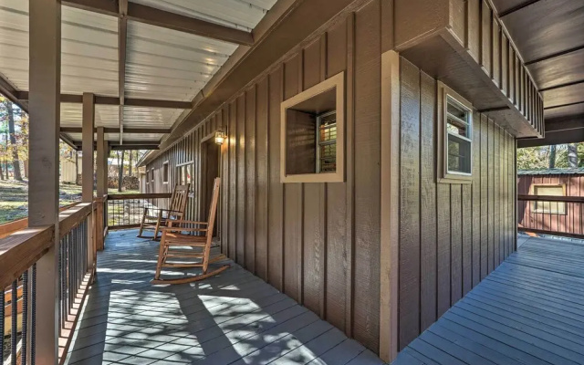 Private Hot Tub & Deck! Cabin Near Broken Bow Lake