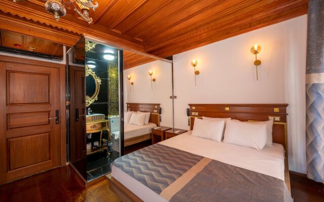 Valeria Antique 1892 Sultanahmet