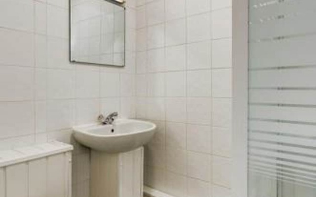 Commodore Hotel & Suites