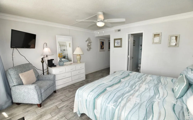 1201 Waters Edge Resort 3 Bedroom Condo by RedAwning