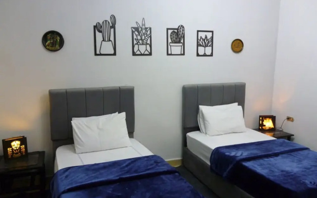 Seven Pyramids Inn
