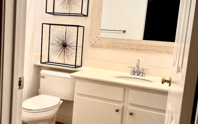 Beautiful 3 Bedroom Townhome in Irvine