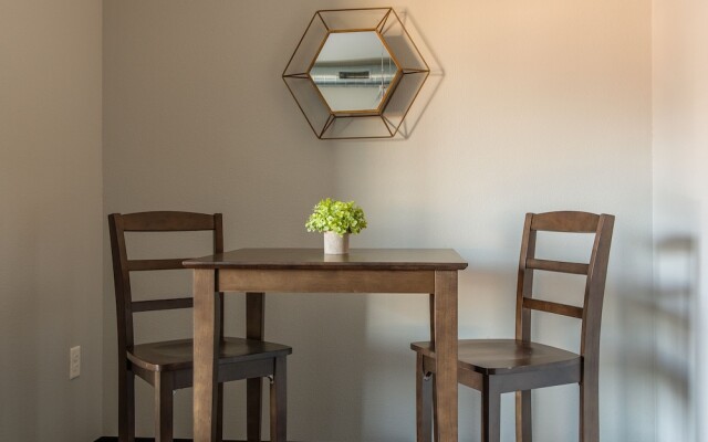 Sculpture Park Apts by Frondesk