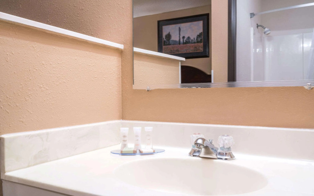 Howard Johnson Inn West Fargo