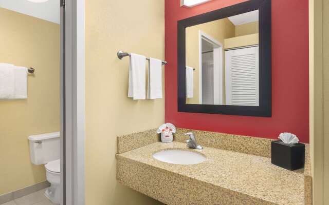 Super 8 by Wyndham Dallas Love Field Airport