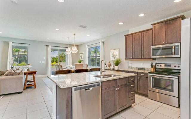 8 Bedroom Vacation Home with Pool 2114