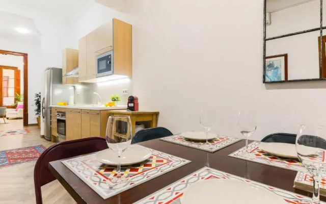 Great Spacious Apartment in the Gothic District City Center