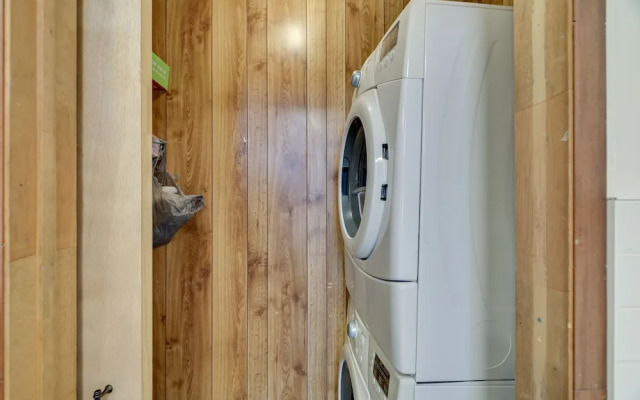 Peaceful Pocono Lake Cabin: Walk to Pine Lake!