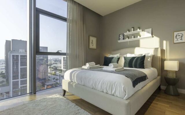 Luxury Apartment Stroll Away From City Walk