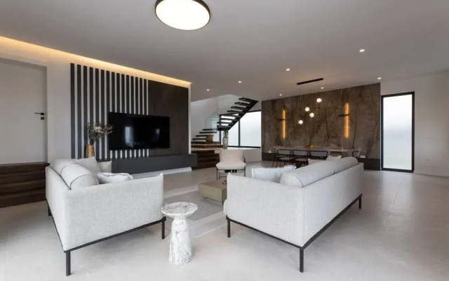 Moonlit Mirage Villa With Pool, Gym and Sauna