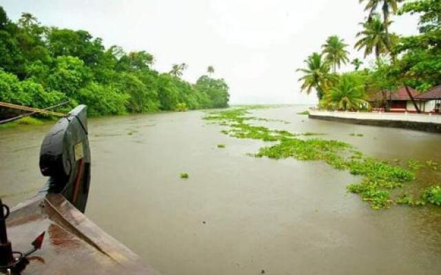 Royal Life Houseboat