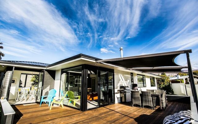 Wanaka Lakefront Gem