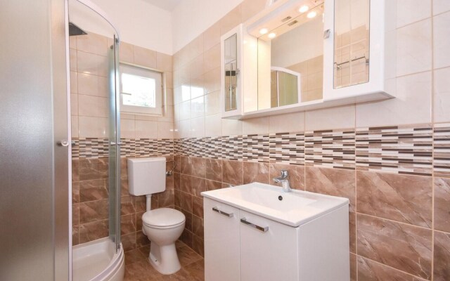 Nice Home in Slatine with Hot Tub, WiFi & 6 Bedrooms