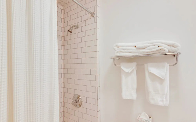 High-end Sapphire Retreat on Fairfield Lake!