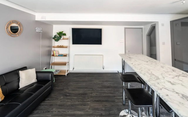 Get Away Home With Hot Tub Sleeps 7