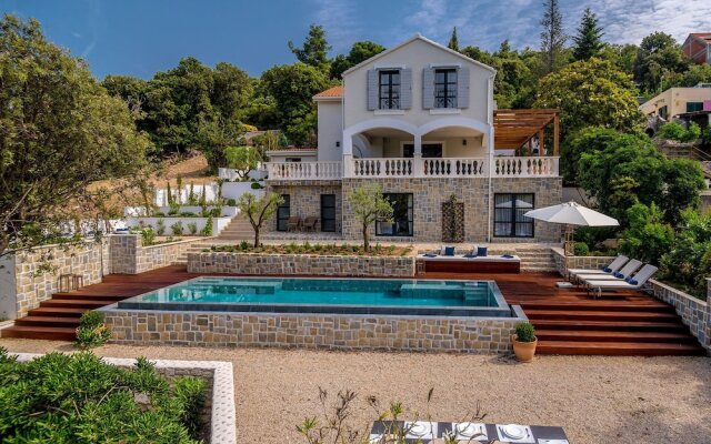 Beachfront Villa Feodora Grande