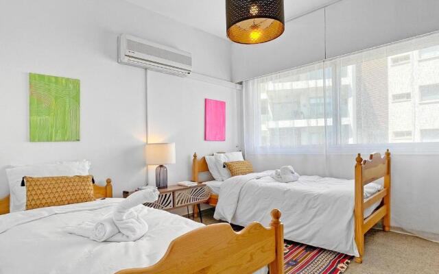 2BR SEAFRONT Apt in city center close to the beach